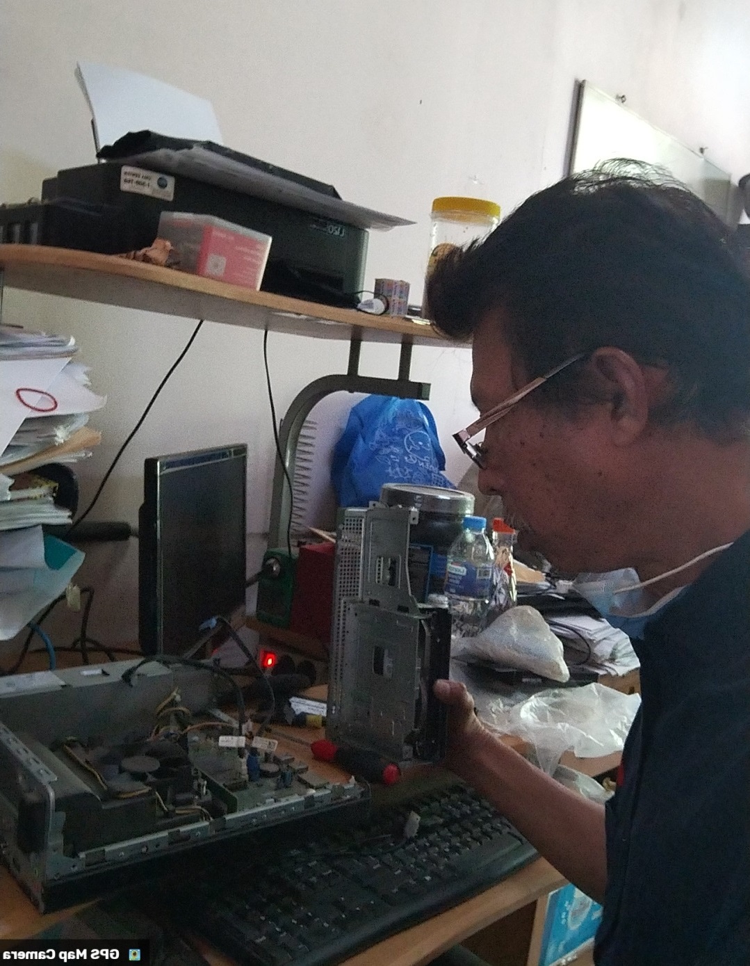 Teknisi NFS Service sedang memperbaiki komputer